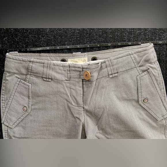 SUPER CUTE Zinc cargo style pant. Small pinstripe. Cute details! - Picture 11 of 16